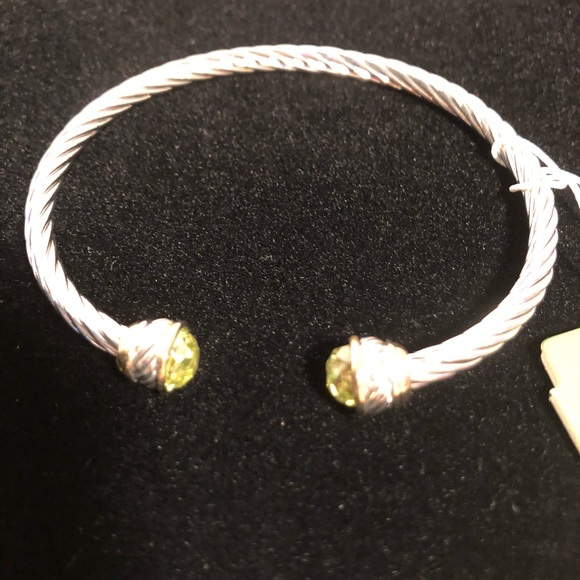 NWT Twisted Silver Bracelet with Peridot - Picture 4 of 8